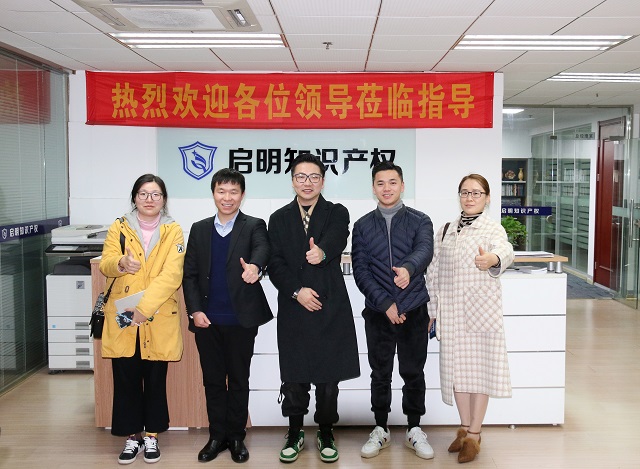 溫州商會(huì)新生代聯(lián)合會(huì)會(huì)長(zhǎng)周玲衛(wèi)、秘書(shū)長(zhǎng)姜皓等一行蒞臨公司考察交流